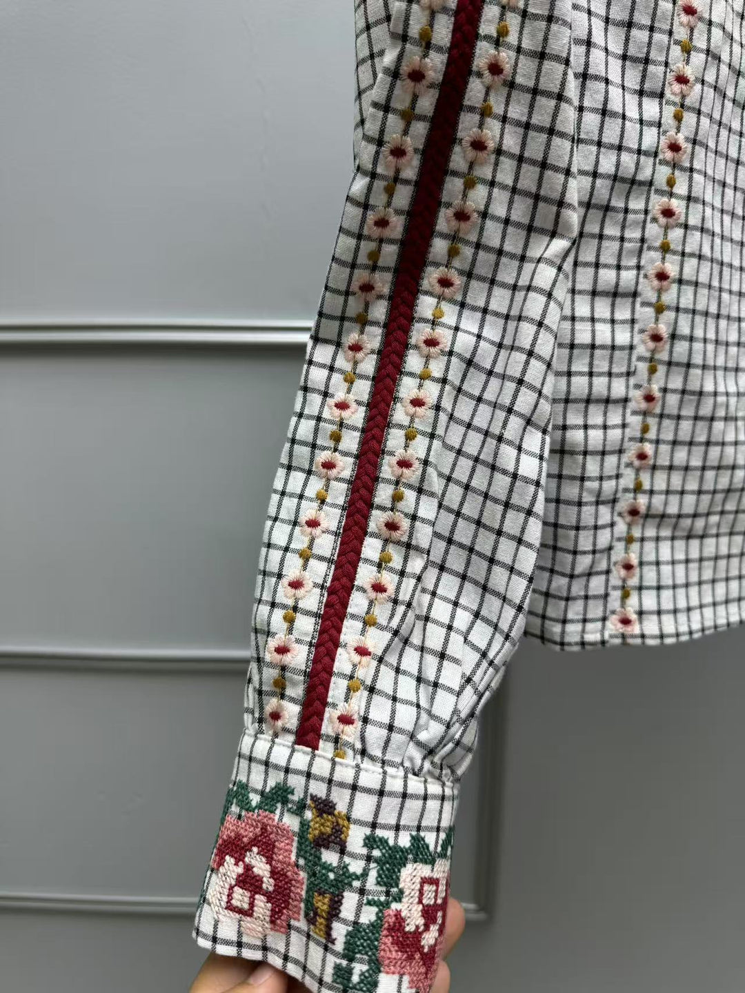 Exquisite floral embroidery V-neck plaid shirt